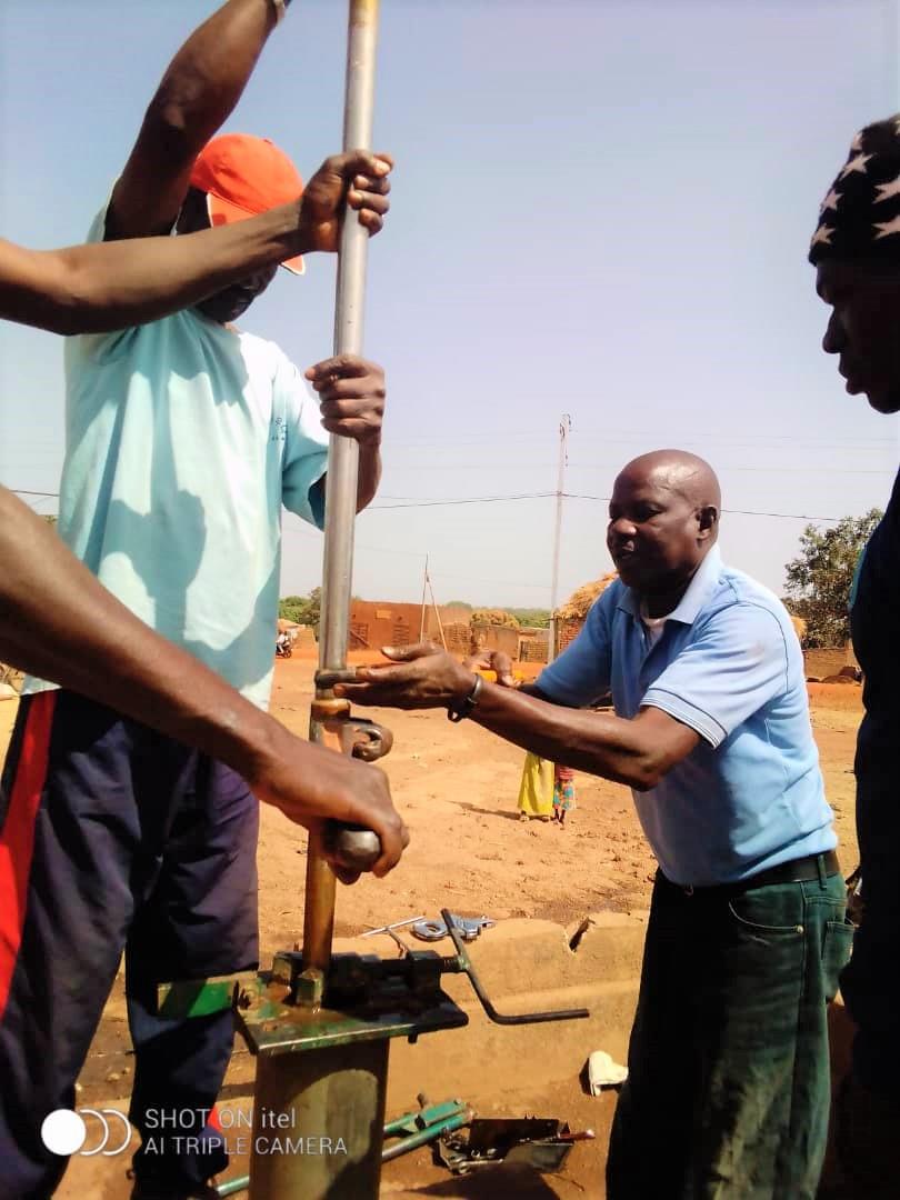 Desmontaje de la bomba manual antigua